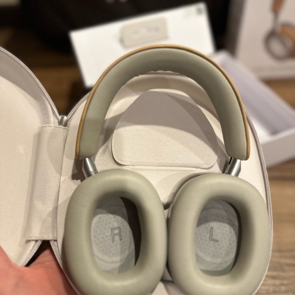 BNWT Bowers & Wilkins Px8 Over-Ear noise canceling Headphones in Tan and Silver - Picture 13 of 16